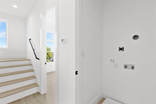 Building Photo - 723 W 10th St