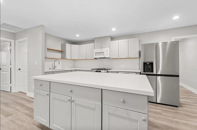 Building Photo - Bathrooms on bathrooms!