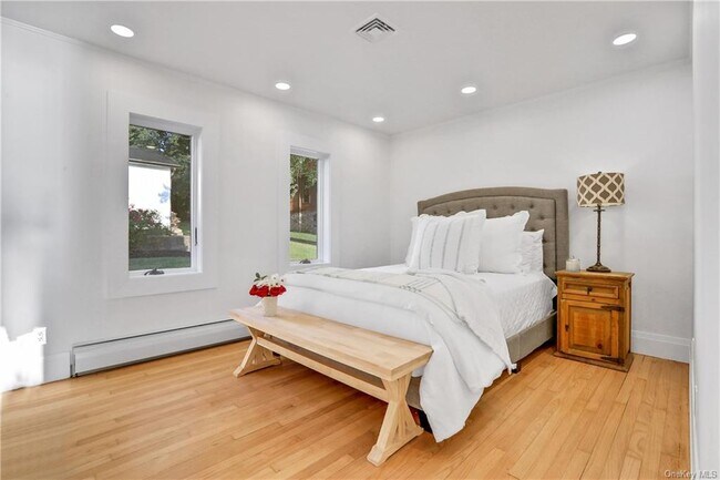 Building Photo - 381 Lakeside Rd