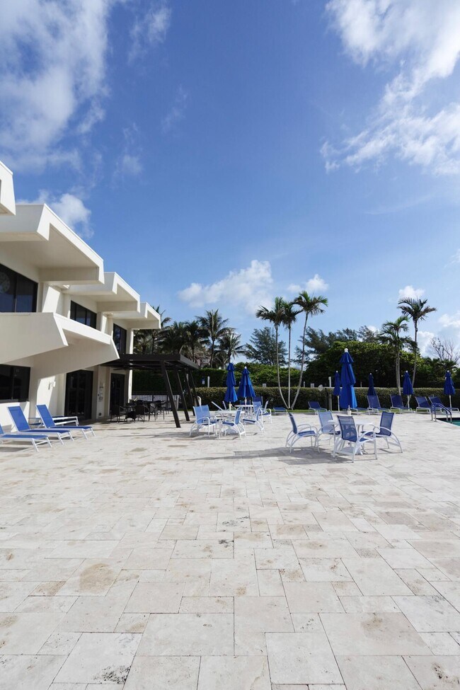 Building Photo - 145 S Ocean Ave