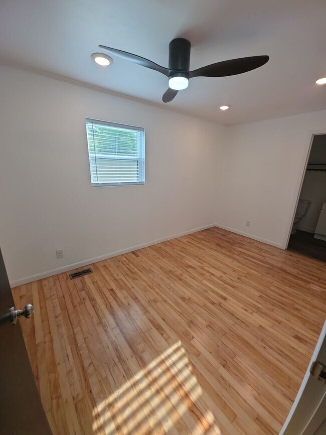 Building Photo - Single-Level 3 Bedroom Home with Hardwood Floors, Stainless Appliances, and Backyard in Crossville