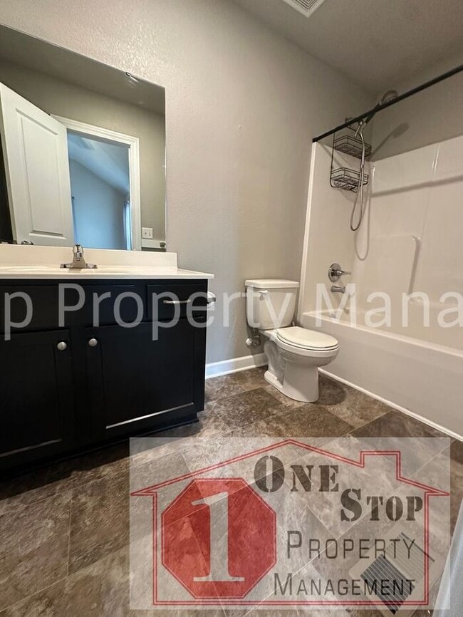 Building Photo - Gorgeous 3-Bed, 2.5-Bath Townhome in Raymore!