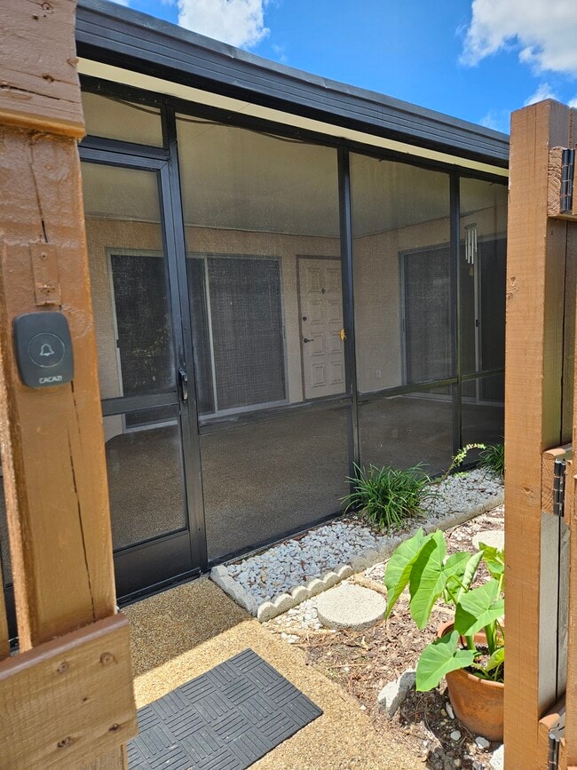 Building Photo - 15451 Crystal Lake Dr