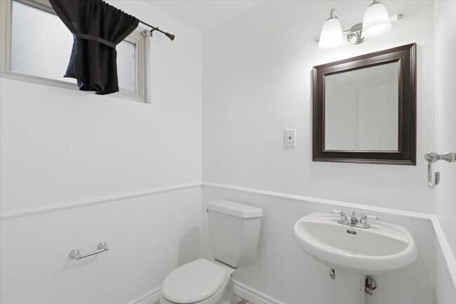 Building Photo - 577 Houston Dr