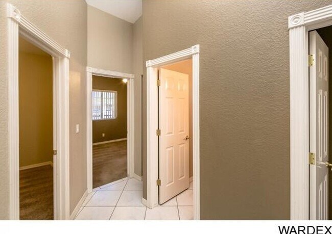 Building Photo - 4 Bedroom House Across from Golf Course!