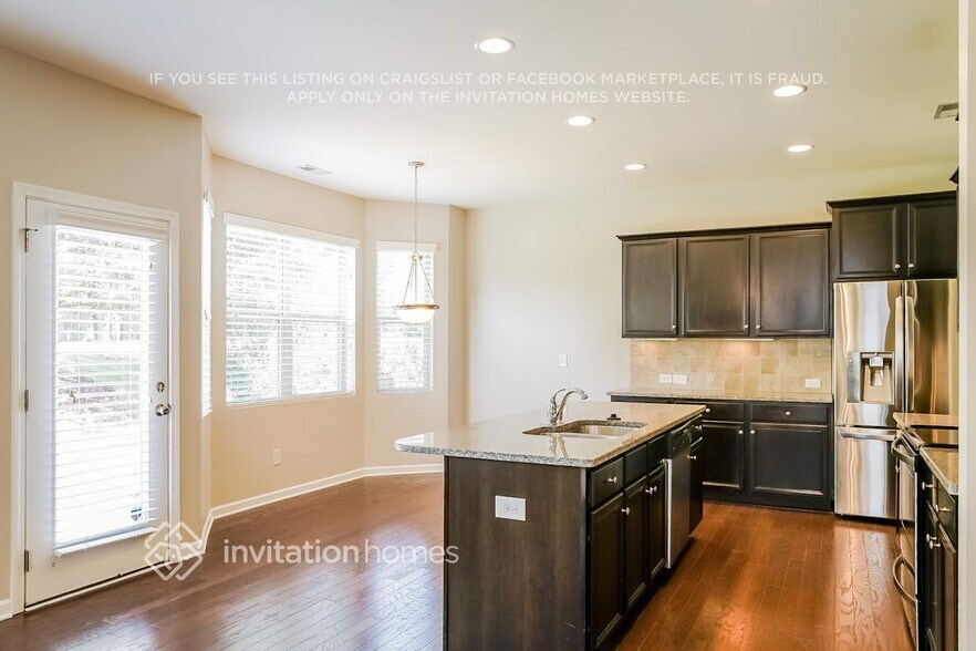 Building Photo - 2112 Longmont Dr