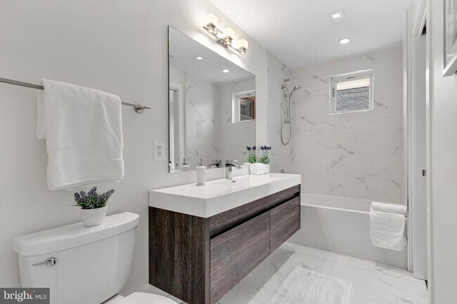 Building Photo - Sunny & Spacious NoMa penthouse with off-s...