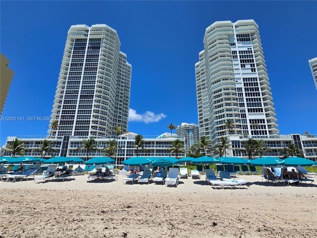 Building Photo - 16485 Collins Ave