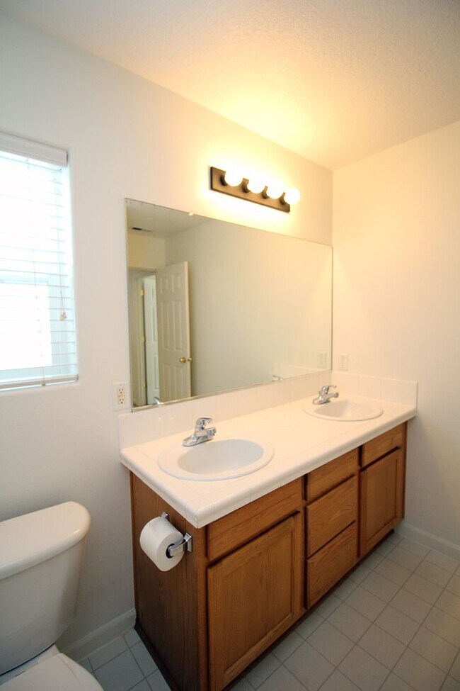 Building Photo - Custom-Built 5 Bedroom/3 Bath Home In A Great Sunnyside Neighborhood