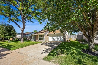 Building Photo - 10814 Village Trail Dr