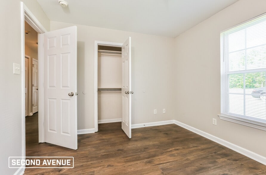 Building Photo - 209 Glenn Oak Dr