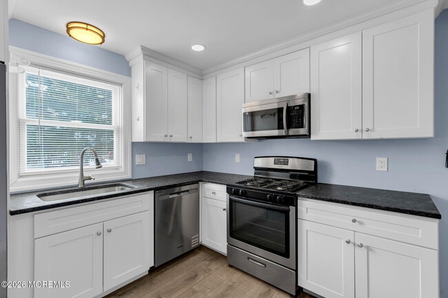 Building Photo - 1208 Pine Tree Way