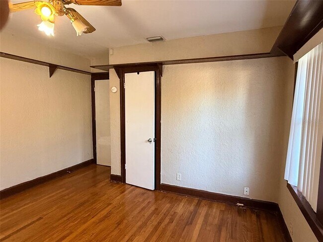 Building Photo - 1908 20th Ave N