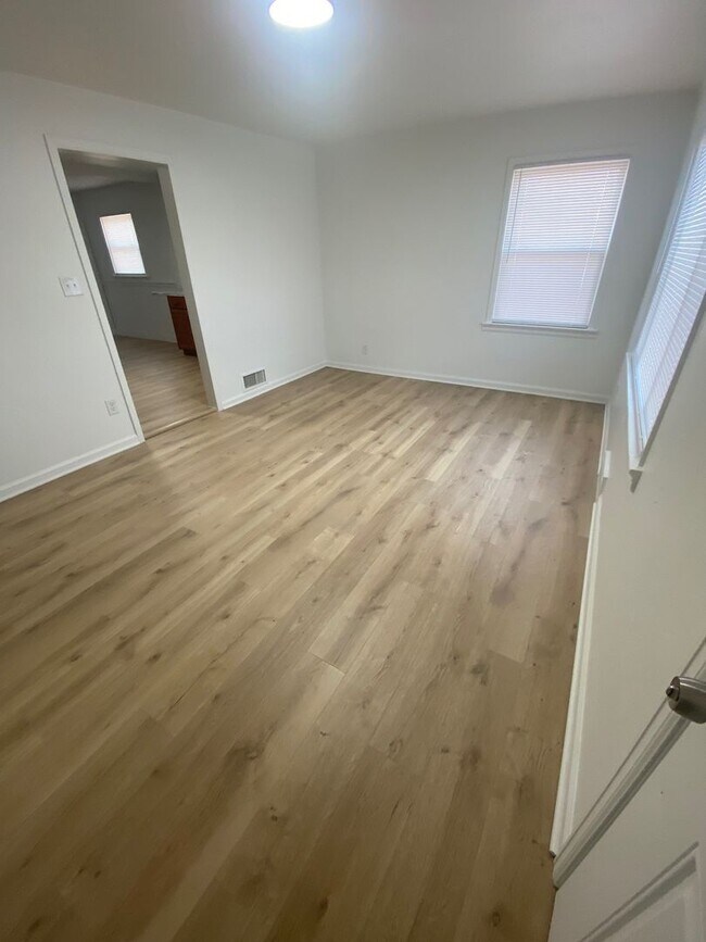 Building Photo - Adorable 3 Bedroom Home