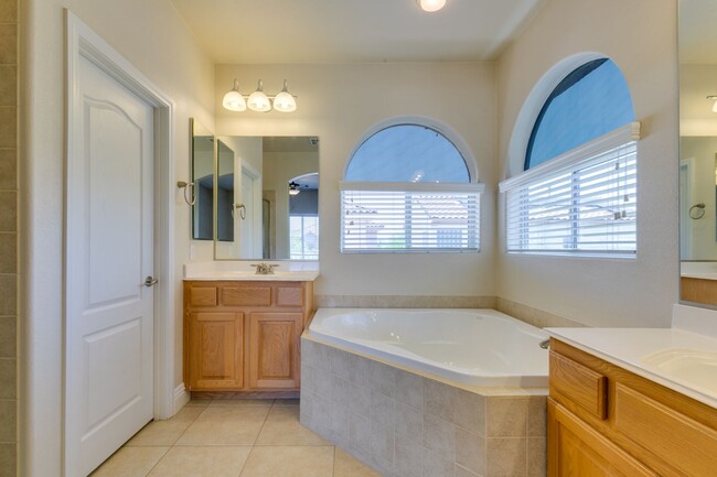Building Photo - Spacious & Beautiful 3-Bedroom Home in Gat...