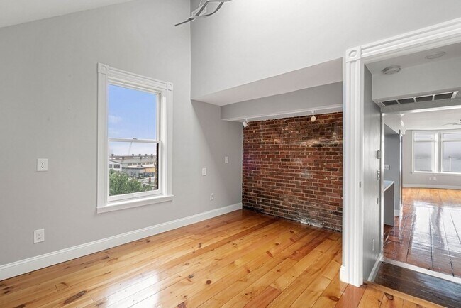 Building Photo - 6 Brigham St