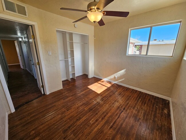Building Photo - 3 Bedroom / 2 Bath Home with Refrigerated Air & 1-Car Garage 6 Month Lease!