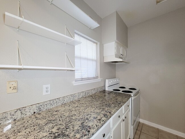Building Photo - Prime Location in West University Area! First floor unit with open floor plan, tile floors throug...
