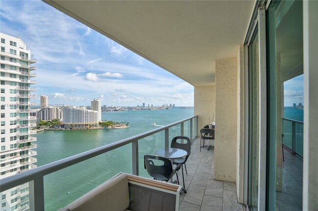 Building Photo - 1155 Brickell Bay Dr