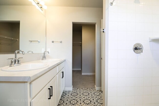 Building Photo - New Townhome in Downtown Johnstown