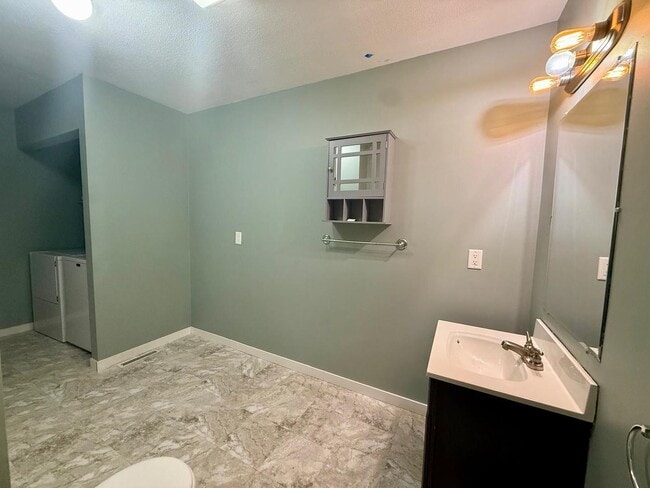 Building Photo - 15136 S James St