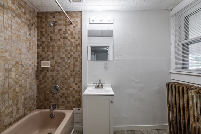 Building Photo - Renovated 2 Bedroom House