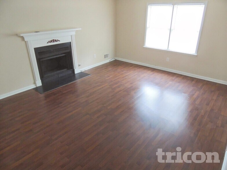 Building Photo - 1102 Plantation Dr SE