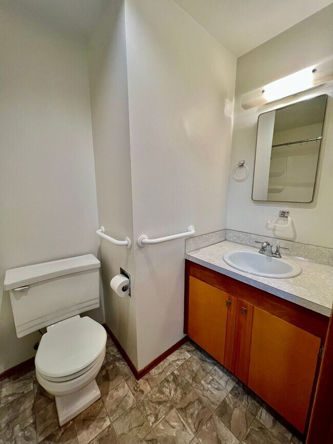 Building Photo - Updated 3BD w/ Outbuildings & Shop - Water included
