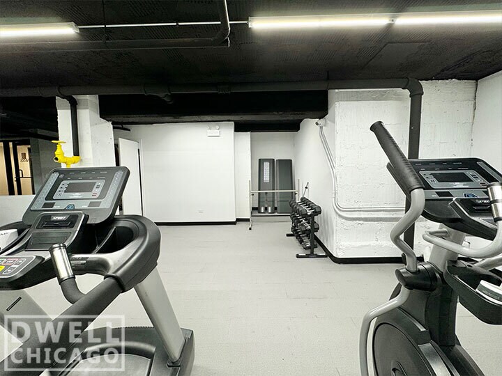 Building Photo - 940 W Carmen Ave