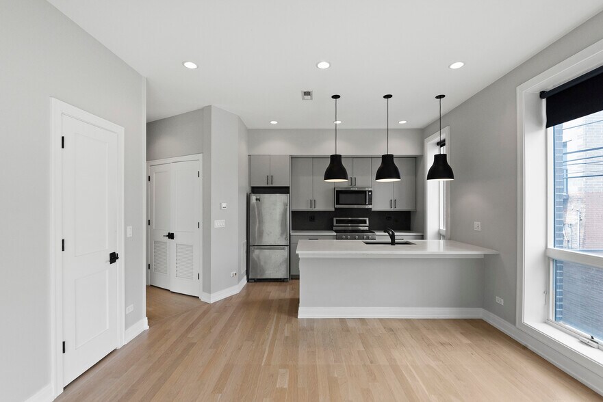 Building Photo - 1051 W Cornelia Ave