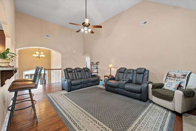 Building Photo - Spacious 4-Bedroom Home with Dual Living A...