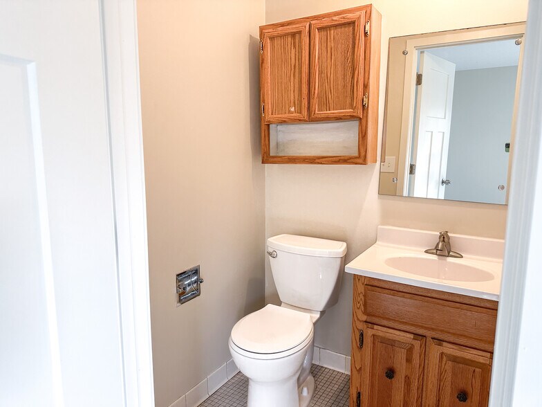 Half bath ensuite in primary bedroom - 1364 Poppyseed Dr