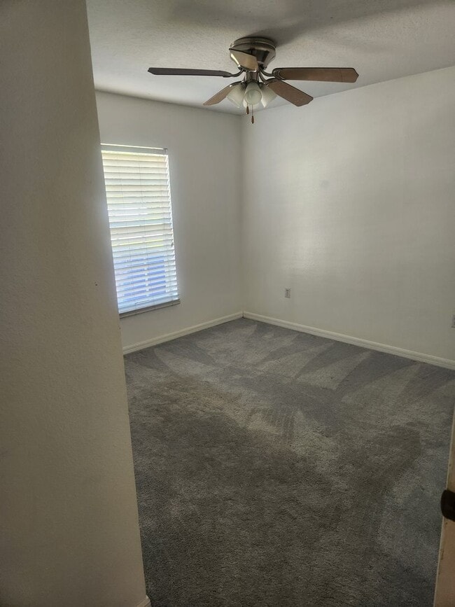 Building Photo - Location...Location..Comfortable 3 Bedroom...