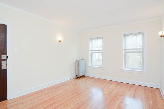 Building Photo - 2115 W Ainslie
