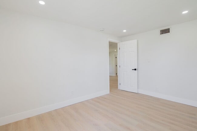Building Photo - 1108 W 33rd St