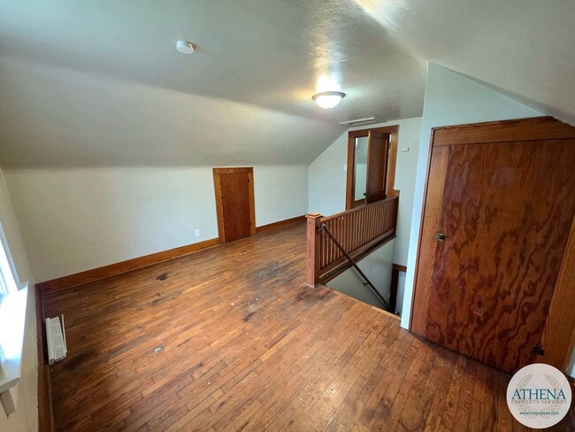 Building Photo - Charming 3 Bedroom / 1 Bath House with Original Hardwood Floors