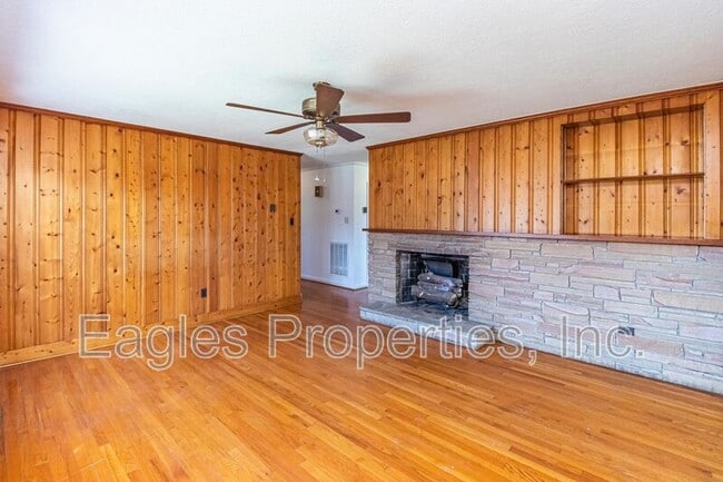 Building Photo - 1614 US Hwy 70 W