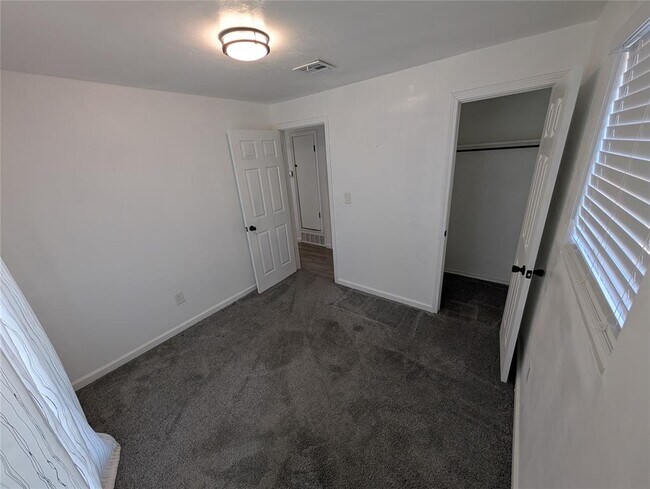 Building Photo - 2701 SE 46th St