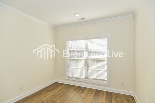 Building Photo - 235 Greenwood Dr