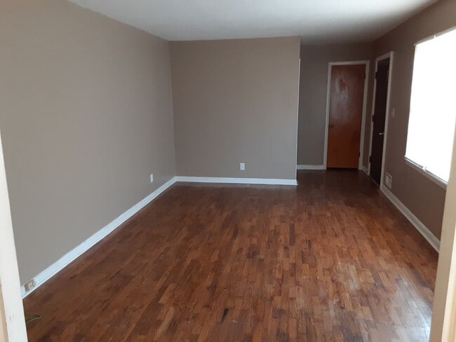 Building Photo - 3 Bedroom 2 Bath located in Oxford