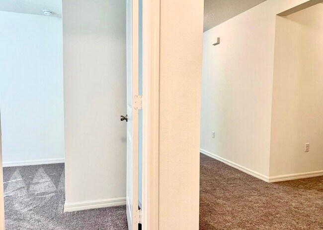 Building Photo - Beautiful 4 Bed 2 Bath Charmer For Rent!