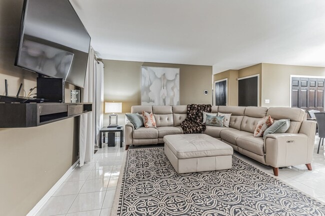 Building Photo - Fully Furnished 4 Bedroom 2.5 bathroom home in Bloomingdale