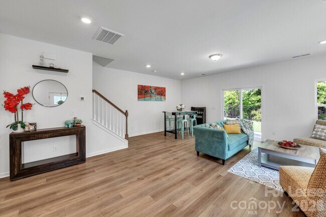 Building Photo - 1940 Highland Park Dr