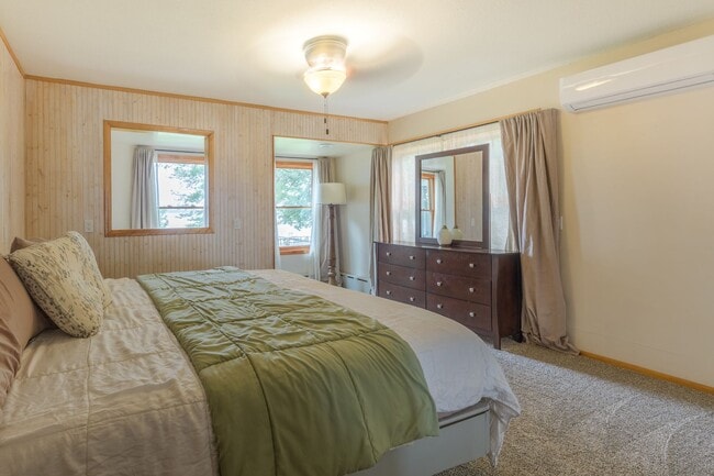 Building Photo - Rare green lake lake home for long term re...