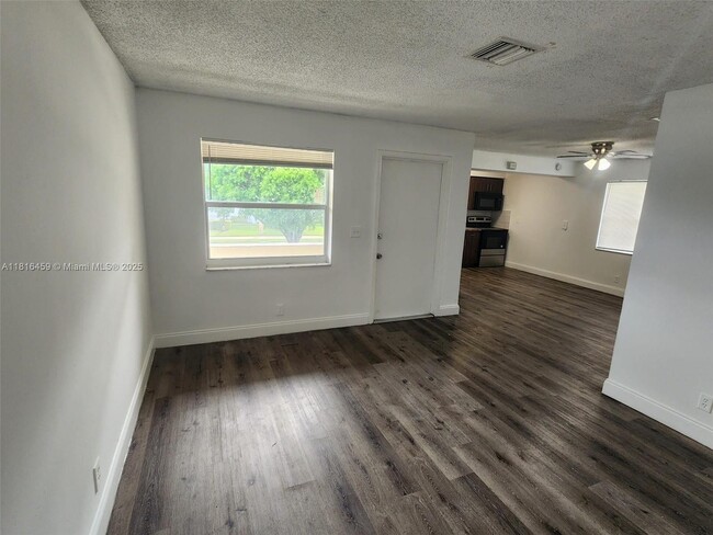 Building Photo - 4117 Woodside Dr