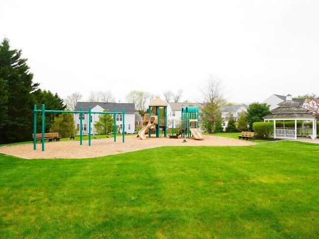 Building Photo - 5 Bedroom 2.5 Bathroom Home- Located in Fi...