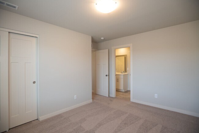 Building Photo - Spacious Brand New 4 Bedroom Home!