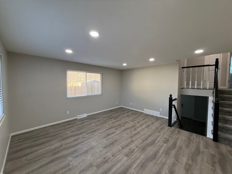 Livingroom - 5918 Newcombe Ct