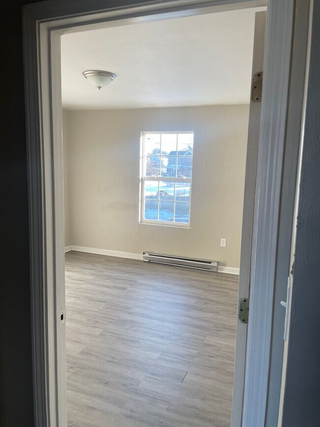 Building Photo - 2 BR 1 BA Duplex