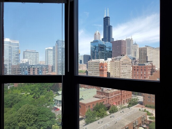 Building Photo - 899 S Plymouth Ct